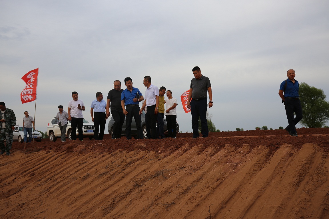 集團(tuán)公司董事長劉萬里一行對(duì)路橋一公司承建的伊金霍洛旗馬奶湖旅游公路進(jìn)行現(xiàn)場(chǎng)聯(lián)檢聯(lián)評(píng).jpg